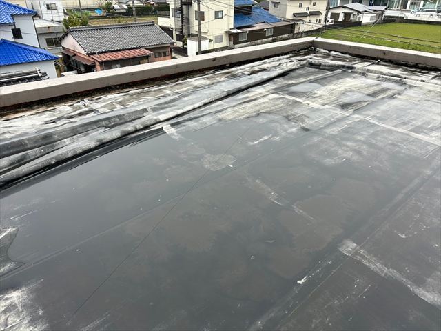 シート防水が浮いた屋上